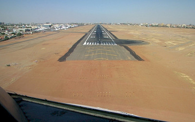 Přistávací dráha na mezinárodním letišti v Chartúmu (ilustrační foto: Jozef Tóth/Wikimedia Commons - CC BY-SA 3.0)