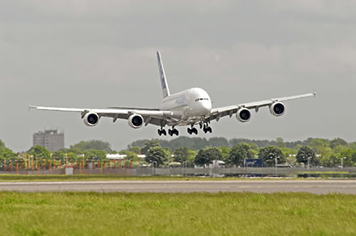 Airbus A380 přistává na Heathrow