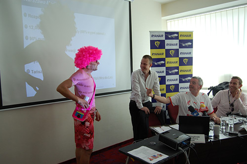 Maskot Wizz Air na tiskové konferenci Ryanair